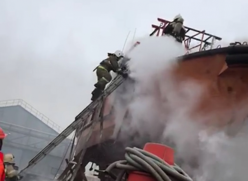 Пожар на новороссийском судоремонтном заводе тушили суда и 28 человек