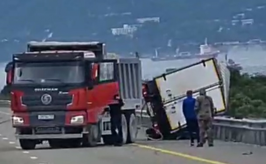 Из-за ветра новороссийцев не пустят в Геленджик на общественном и грузовом транспорте