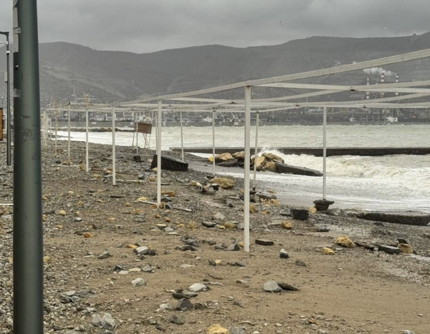 В Новороссийске бушует шторм: городские пляжи теперь не узнать 