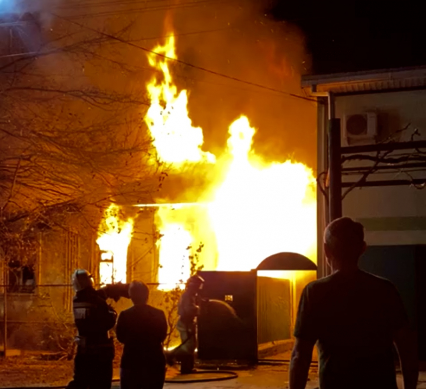 Страшный пожар охватил частный дом в Новороссийске 