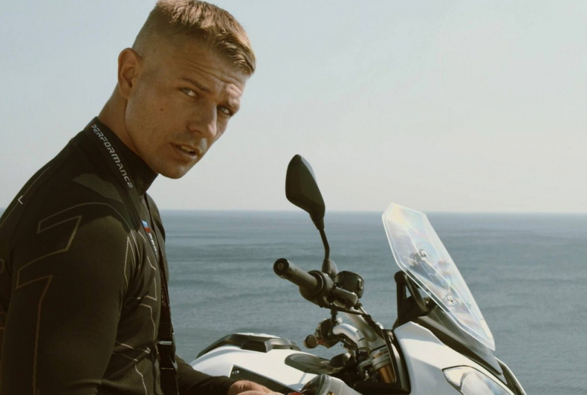 «За мужчину говорят не слова, а поступки»: милых дам поздравляет административный руководитель  мотошколы «GTmoto» Роман Стародубцев 