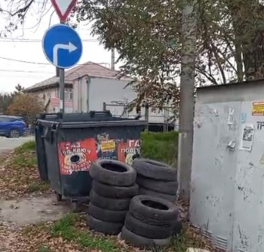 У федеральной трассы новороссийцы повадились складывать шины