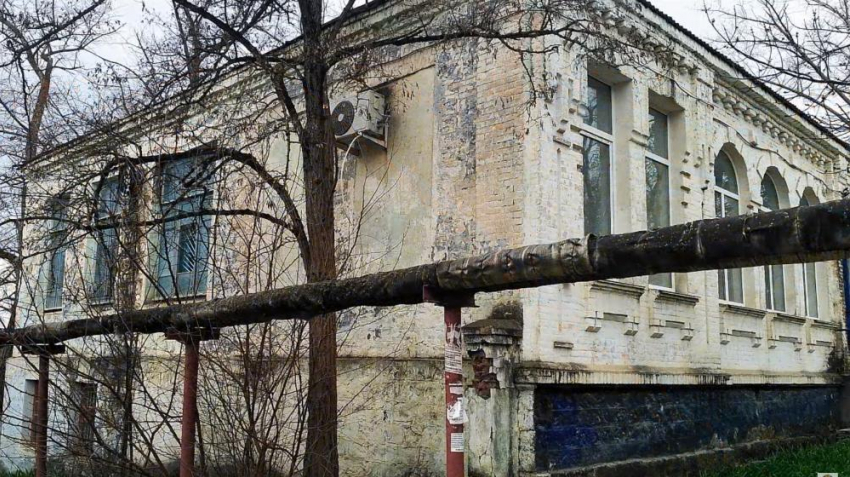 Снесут или нет: станичники продолжают бороться за старейшее здание в Раевской 