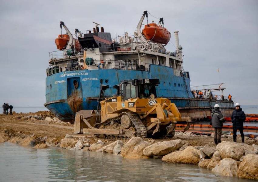 Риск утечки: в Черном море провели пробную откачку мазута с танкера «Волгонефть»