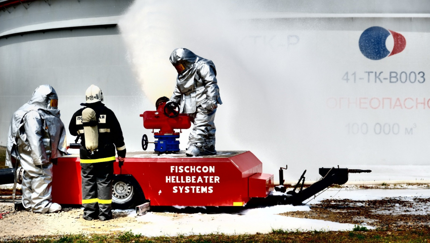 Пенная атака и борьба с огнём: на нефтяном резервуаре КТК тушили «пожар»
