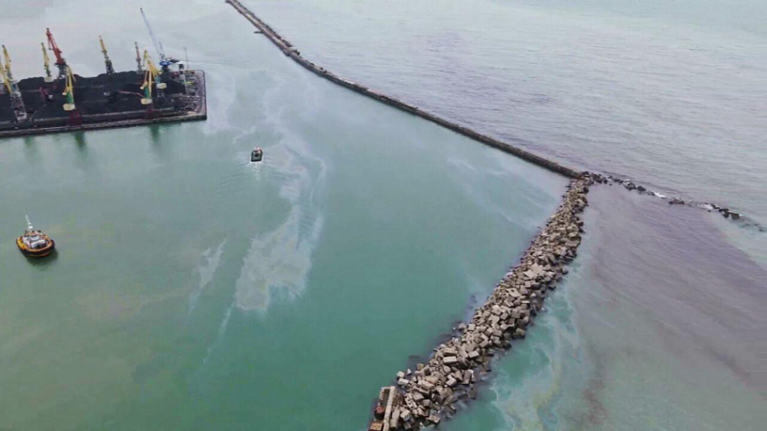 ЧП в Черном море: нефтепродукты разлились у берегов Туапсе 