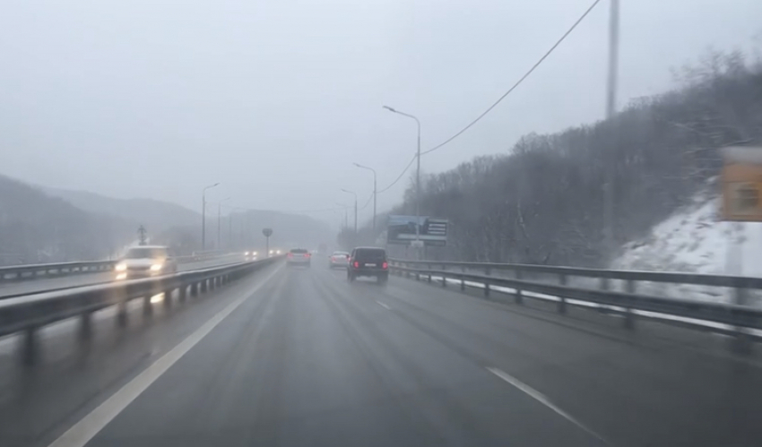 На трассе Новороссийск-Керчь опасно: без зимней резины сидите дома