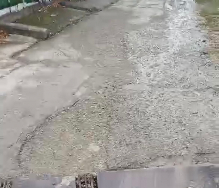 В домах воды нет - она течет по улицам Новороссийска 