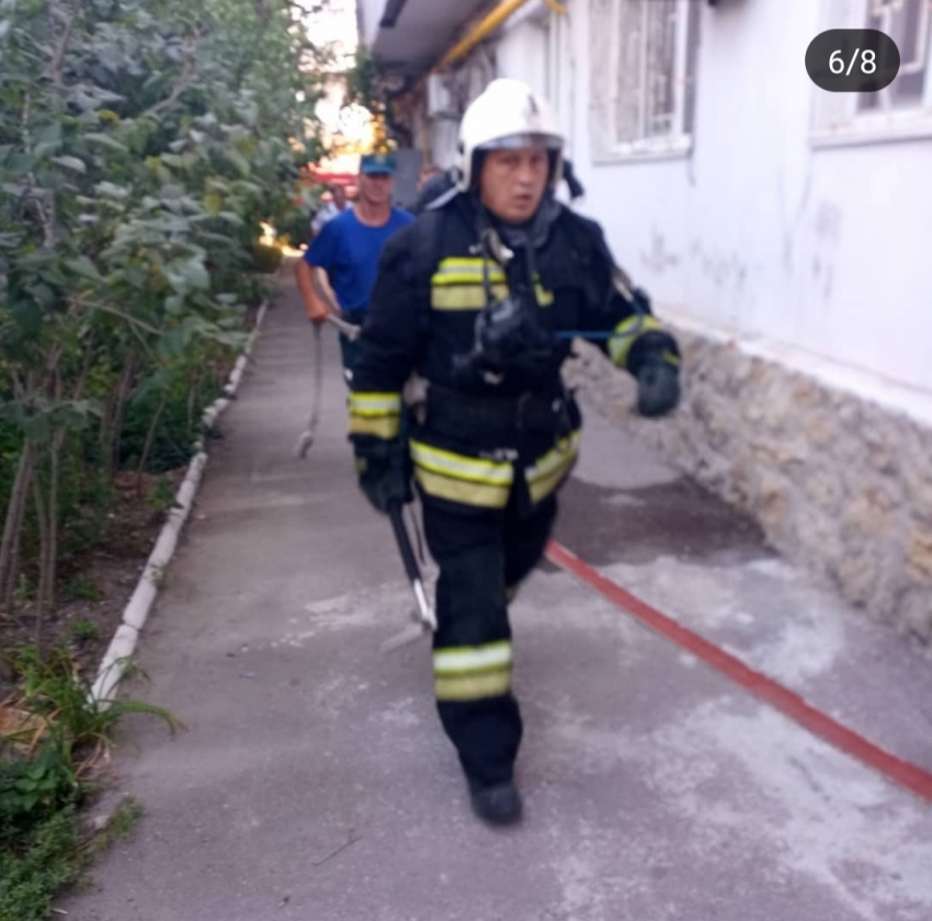 Больше 30 человек эвакуировали из горящего дома в Новороссийске