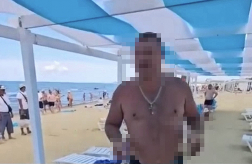 «И что ты нам сделаешь?»: анапчанина оскорбили за просьбу не курить на пляже