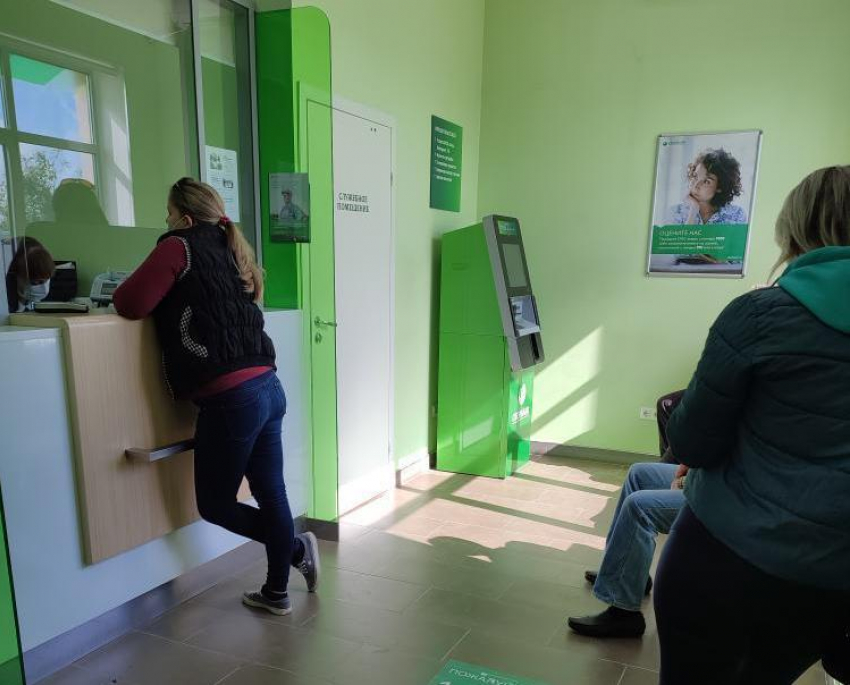 Почти три недели жительнице Раевской не выдавали карту в офисе «Сбербанка» 