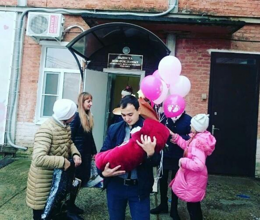 Сломанная ключица у ребенка и мама без сознания -  такими оказались первые в этом году роды в Крымске