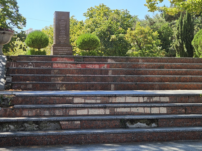 «Это же город-герой!» - житель Новороссийска возмутился состоянием ступеней у братской могилы