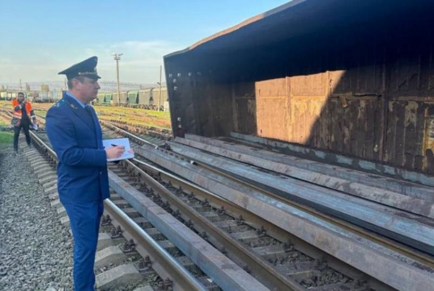 На станции Новороссийск сошли с рельсов два вагона поезда