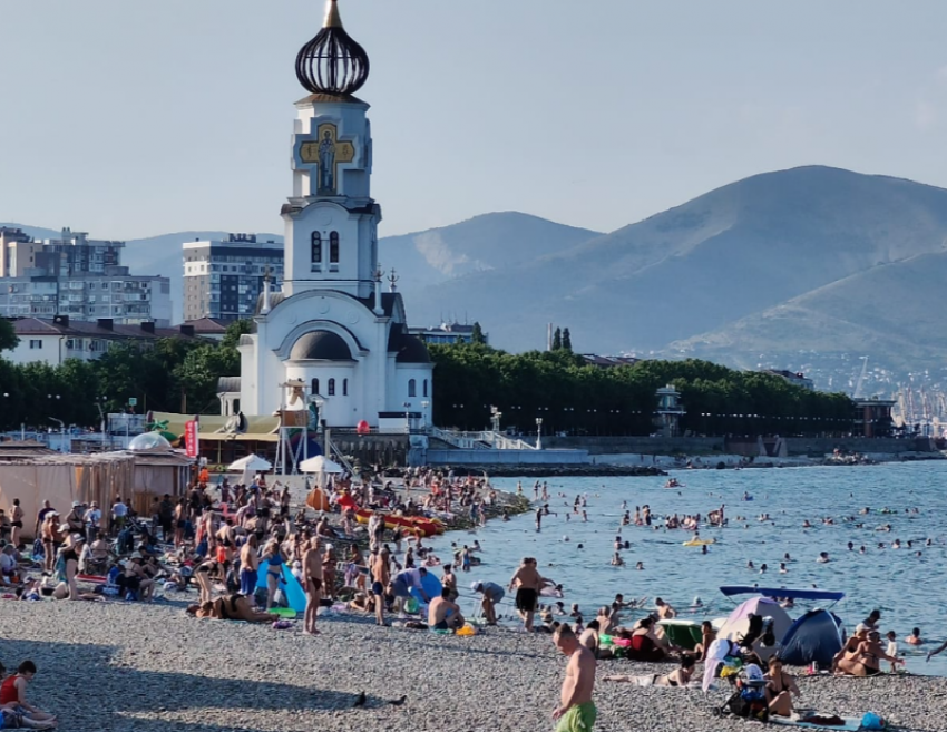 Чёрное море в Новороссийске самоё тёплое: пляжи города полны туристов 