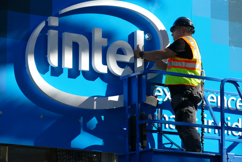 Компания Intel останавливает предпринимательскую деятельность в России
