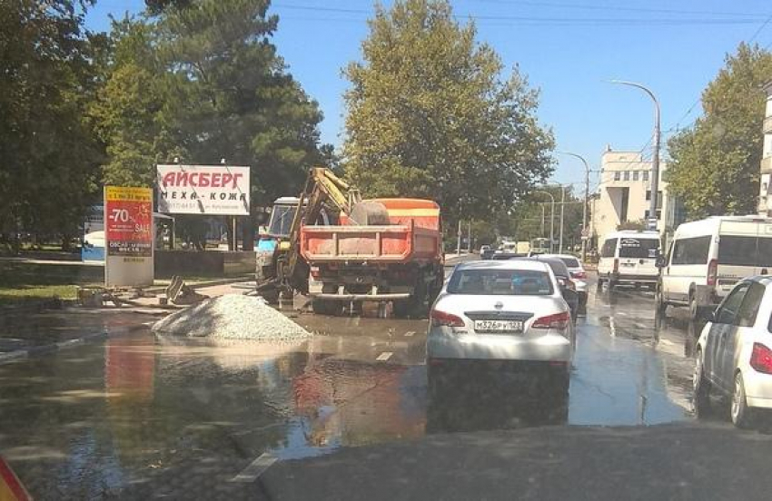 Затопило улицу перед администрацией Новороссийска