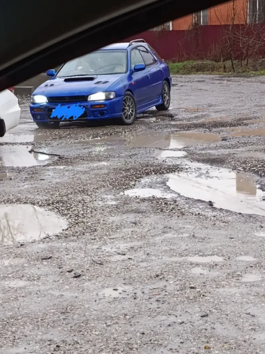 Жительница Новороссийска оценила состояние дорог: «Уже не неудобно, а прямая угроза безопасности"