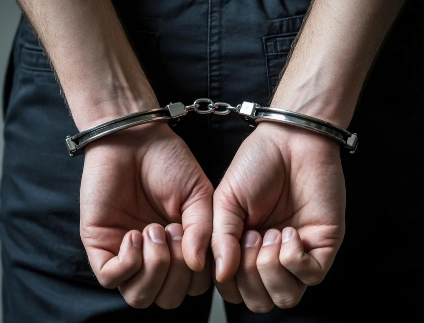 Житель Новороссийска остался у женщины переночевать и забрал нечто ценное  