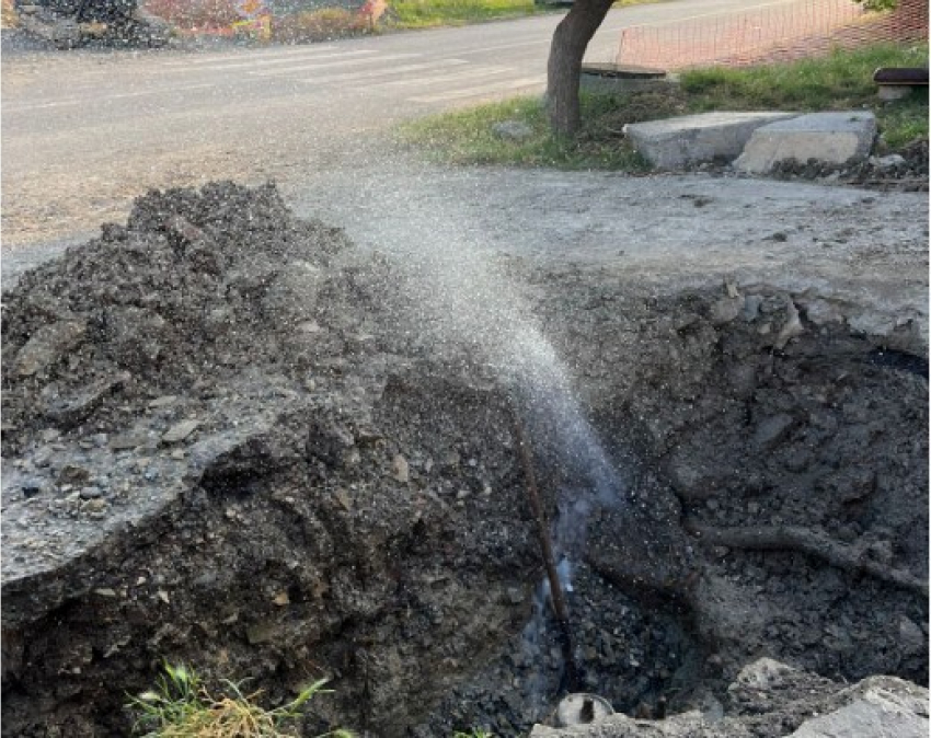  «В городе воды нет, а у нас – фонтан»: житель Мефодиевки рассказал, куда девается вода в Новороссийске
