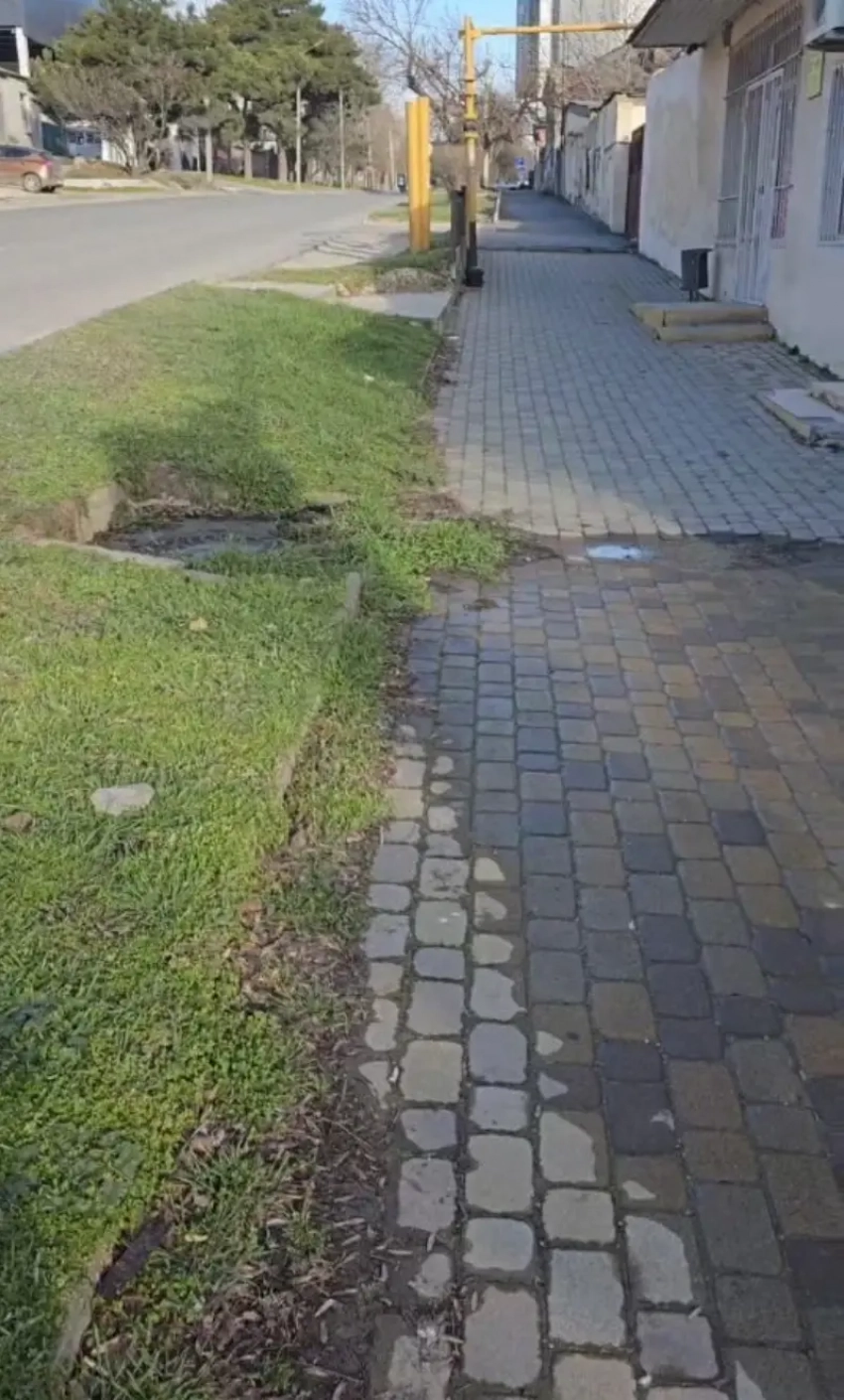 Канализационные реки потекли возле администрации Новороссийска