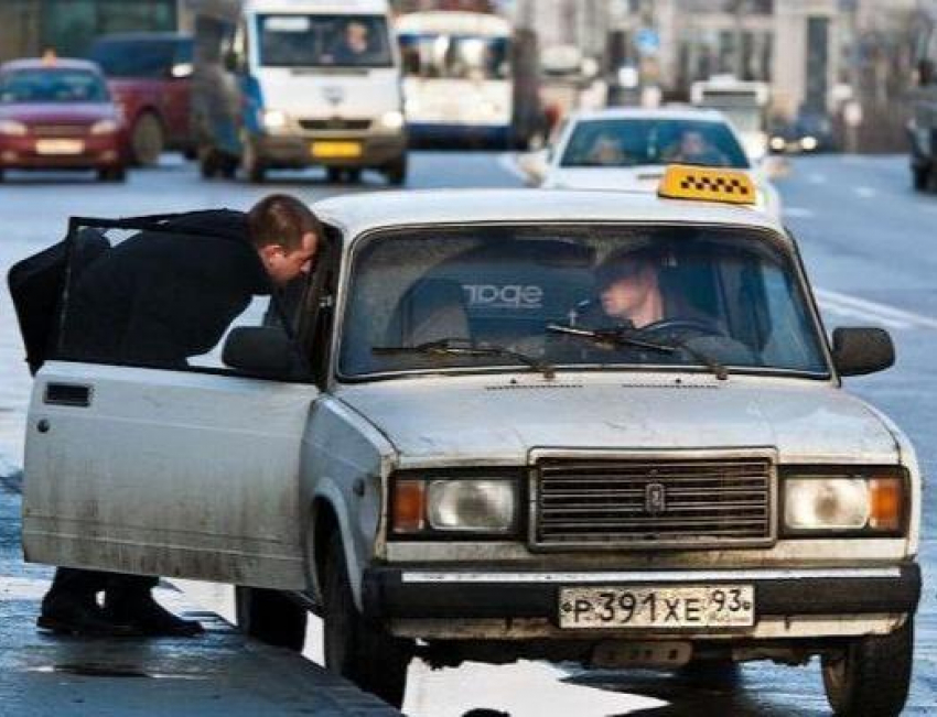 Новороссийские таксисты проходят проверку