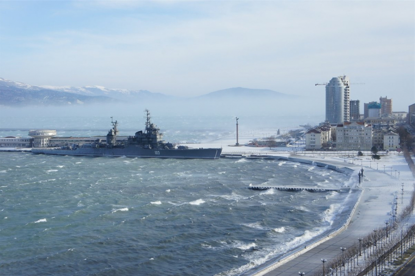 Пасмурно и снег: зима не сдает позиции в Новороссийске