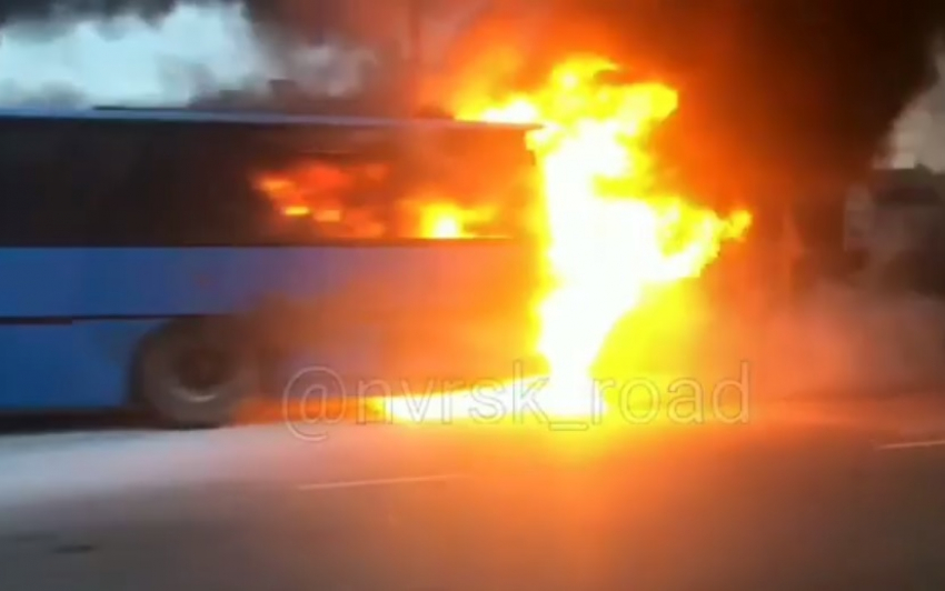 Из горящего автобуса под Новороссийском эвакуировали 20 человек