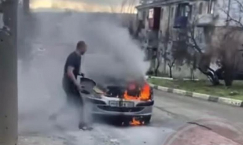 Пожар средь бела дня: в Новороссийске загорелся автомобиль 