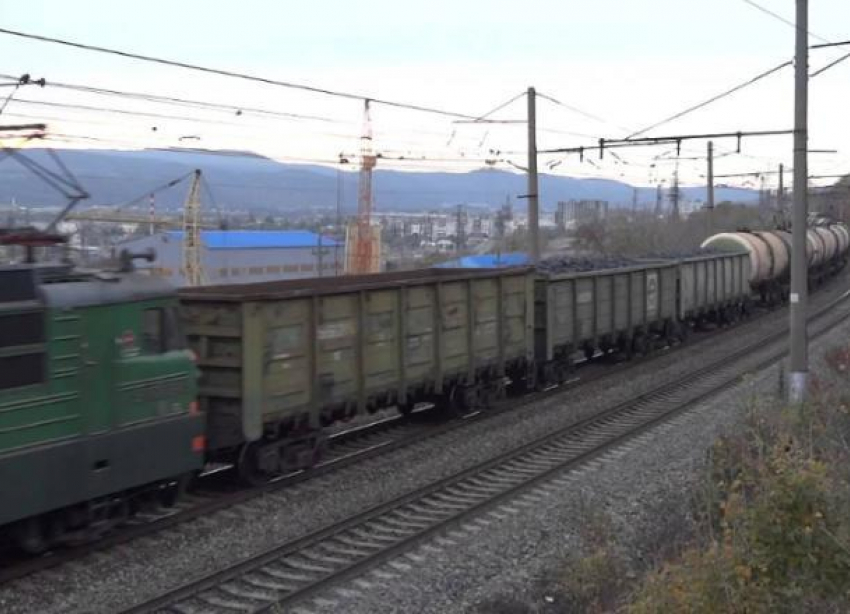 Грузовой поезд сбил человека под Новороссийском