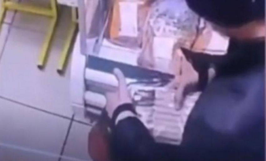 Камеры новороссийского магазина засняли двух наглых воришек