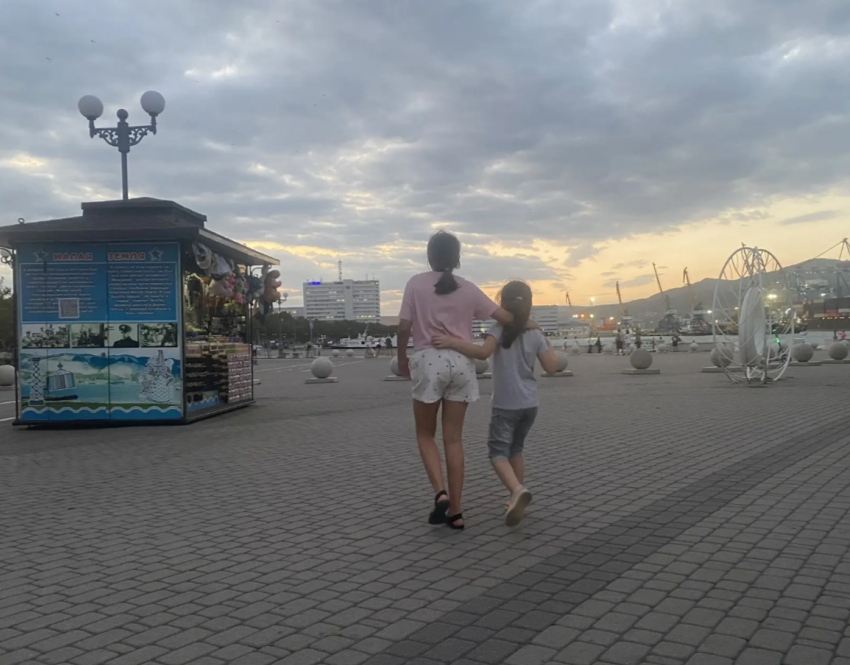 На ремонт тротуара на набережной Новороссийска в разгар лета выделено почти 3 млн рублей