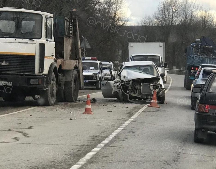 Легковушка превратилась в груду мусора при встрече с мусоровозом под Новороссийском