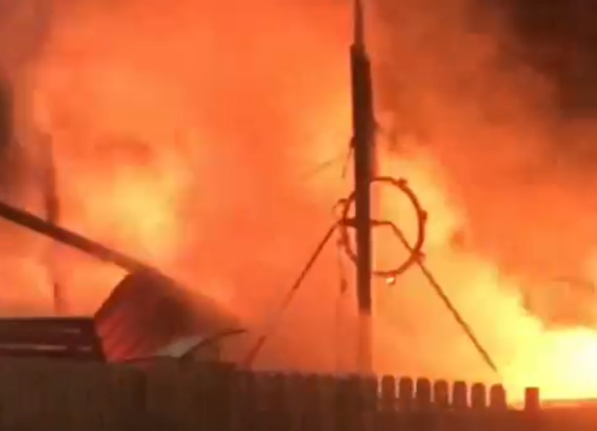 Вандалы сожгли детскую площадку в Абрау-Дюрсо
