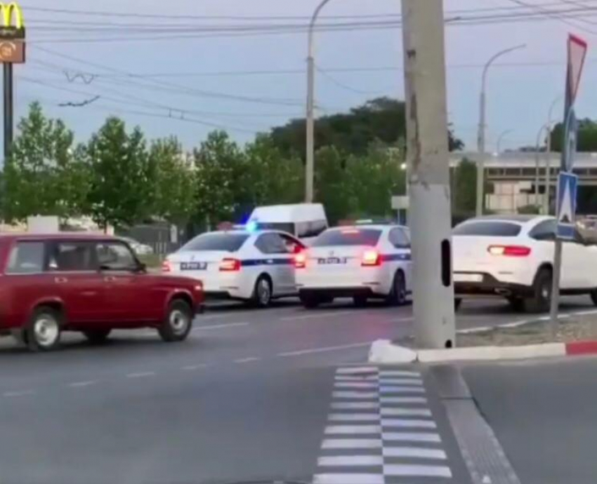 "Остановились, чтобы поболтать": полицейских Новороссийска обвинили в создании пробки