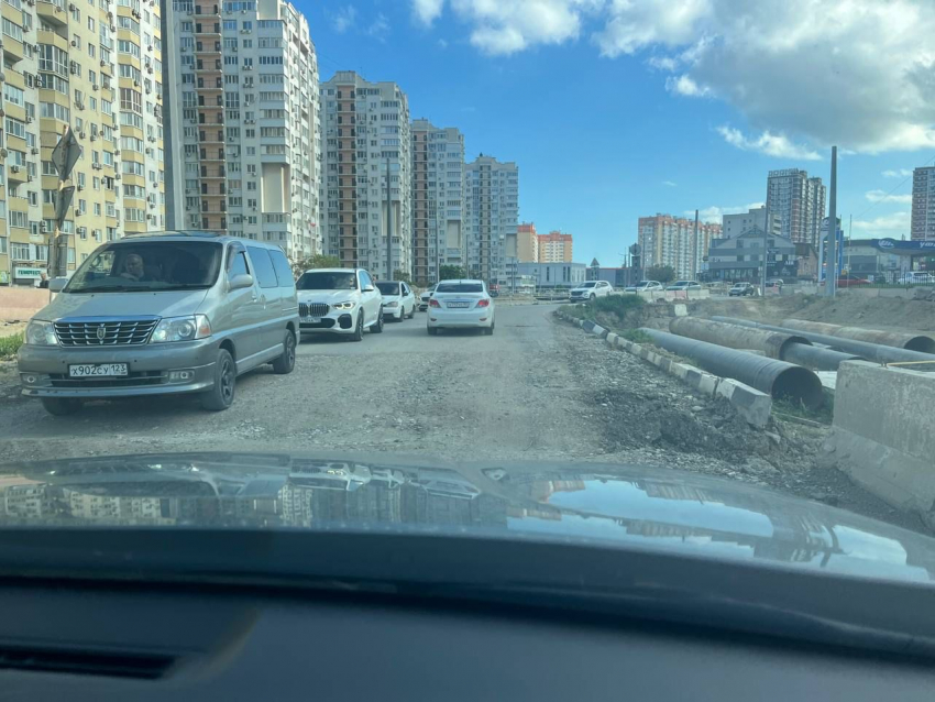 Дыра в дороге: новая развязка удручает жителей Новороссийска 
