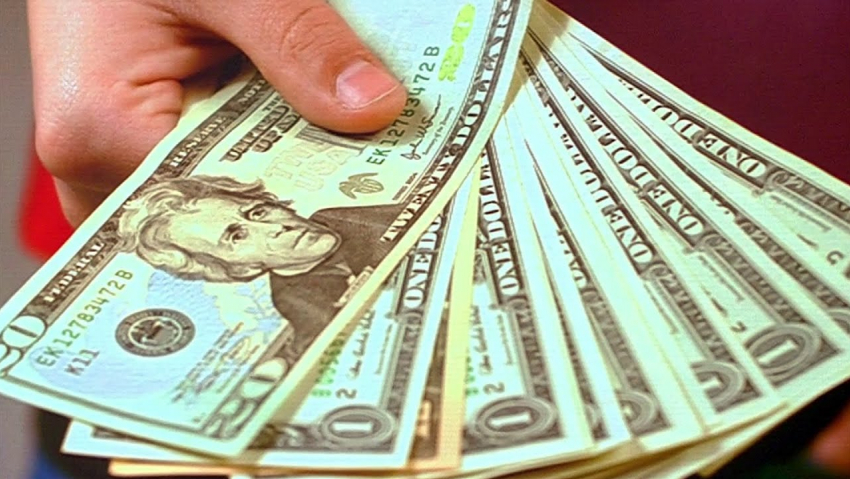 С сегодняшнего дня новороссийцы не смогут купить наличную валюту и снять более 10 тысяч долларов
