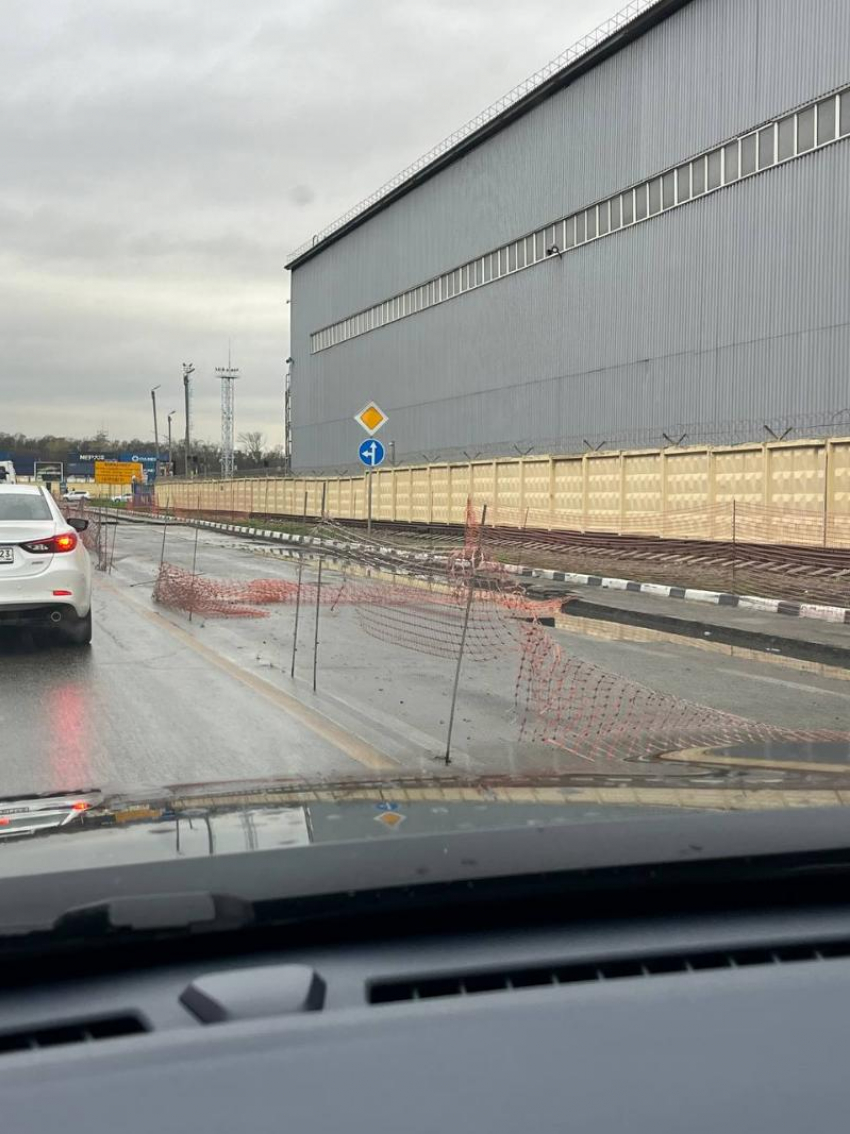 Новороссийцы возмущены: ремонт дороги бросили, оставив торчать арматуру