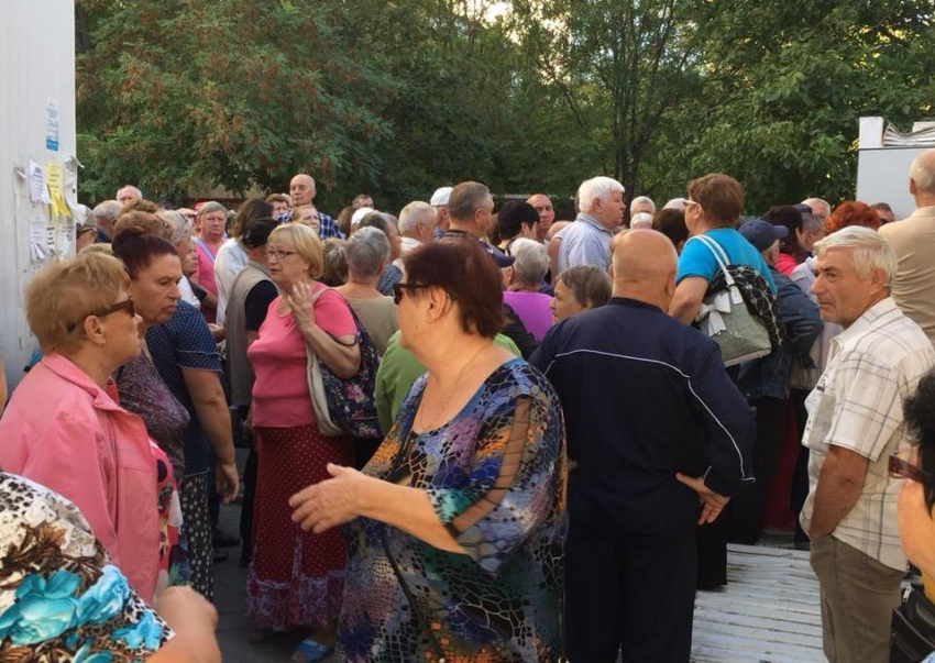 По 400 человек в очереди на войну за лекарство собирается в Новороссийске