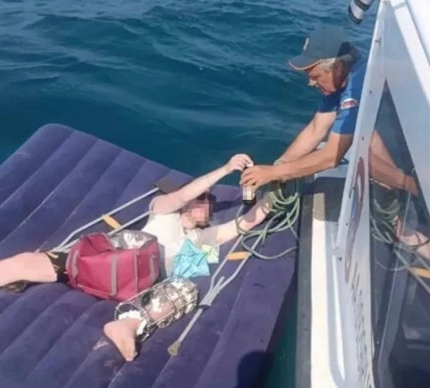 Сезон «Унесенные Черным морем-2025»: мужчину со сломанной ногой унесло на матрасе