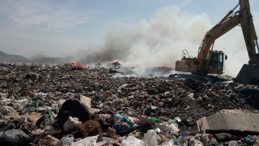 В пригороде Новороссийска горит 3000 квадратов свалки