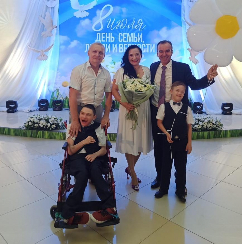Секрет любви длиною в жизнь: губернатор вручил медаль семье из Новороссийска 