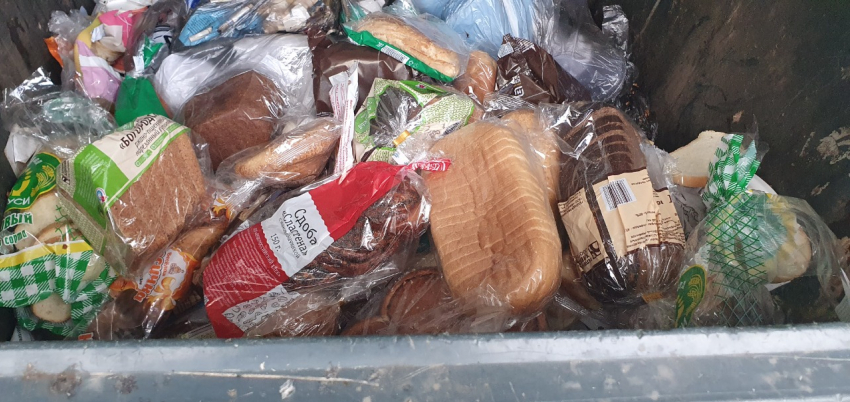 "Выкинула в мусор большой ящик хлеба": жительница Новороссийска об увиденном 