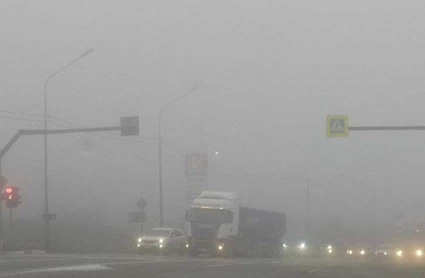 На пригороды Новороссийска опустился плотный туман