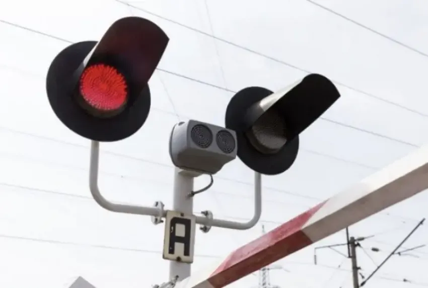 Авария под Новороссийском: автомобиль не успел проскочить перед поездом