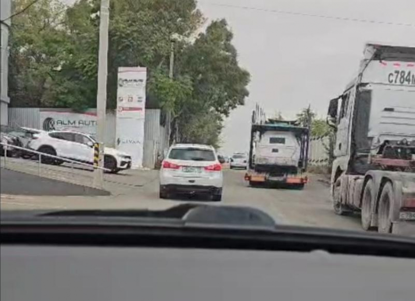 Фуры по улице Рязанская в Новороссийске играют в «тромбики»