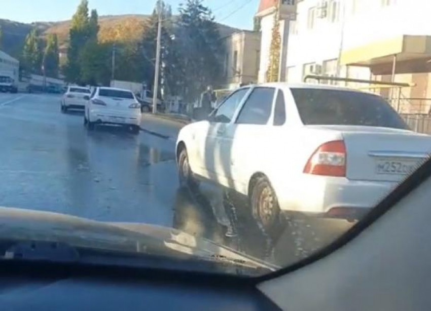 Вода без перебоев уже почти неделю бежит по дорогам Новороссийска