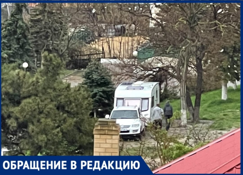 Вид на море, сосны, свежий воздух: автодом «облюбовал» зеленый газон в Мысхако