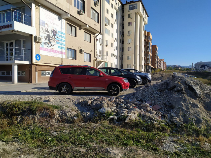Автомобили жителей Мысхако могут уползти с парковки у дома