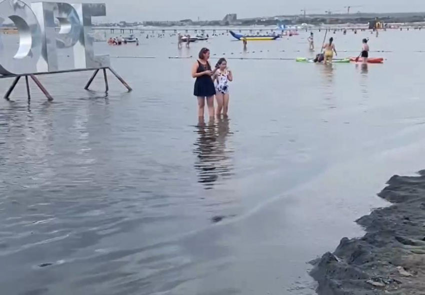 «Купаются в вонючей жиже»: чернющий песок на пляжах Анапы ужаснул отдыхающих. Ринутся ли туристы в Новороссийск?